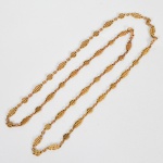 Antigo Colar em ouro, contrastado 18K, ricamente trabalhado, medindo 80 cm de comprimento. Pesando 4