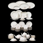 Belíssimo aparelho de jantar em porcelana européia Royal Ivory Bohemia com fina pintura de frores, r