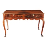 Belíssima e elegante mesa de apresentação no estilo D. José I, tampo maciço e recortado de borda aba