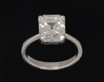 Anel de platina, modelo solitário de 4 grifas, contendo 1 diamante de lapidação esmeralda, medidas a