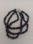 Pulseira em pérola natural com três fios, fechamento em metal prateado Medindo aberta 19 cm de comprimento.