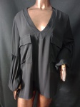 SHOULDER - Linda blusa de manga longa , na cor preta ; com pequenos detalhes frisados nos braços e dois bolsos na parte frontal . Tamanho : 46 .