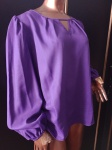Linda blusa manga longa , na cor roxa e com pequenos detalhes frisados na gola . Tamanho : XL .