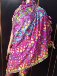 MODA PRAIA - Linda canga com desenhos de folhas e borboletas multicoloridos ,  franjas na sua lateral . Medindo : 1,60 x 1,05 cm.