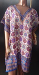 Linda Kaftan com estampa indiana , regulável na cintura . Veste G .