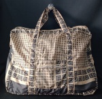 Grande bolsa com alça que vira mini bolsa  , em tecido tactel  . Medida : 58 x 50 cm.