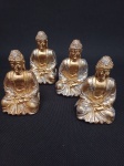 Belíssimo mini quarteto de budas tailandês meditando . No tom dourado e embelezado com brilhos prateados. Medindo : 6x3 cm.