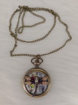 Lindo relógio de bolso vintage em metal bronzeado cinzelado e ricamente embelezado com figura em relevo de Libélula . Acompanha corrente. Funcionando.