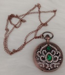 Lindo relógio de bolso vintage em metal rose e ricamente embelezado com pedrinhas em alto relevo  . Acompanha corrente. Funcionando.
