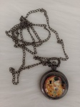 Belo relógio de bolso estilo vintage, em metal na cor grafite e adornado com figura policromada de casal beijando . Muito criativa. . Funcionando.