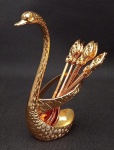 Belíssimo suporte para colheres , representando Cisne , no tom dourado . Acompanha Seis colheres . Medindo suporte : 12 x 5 cm / Colher : 10 x 2 cm.