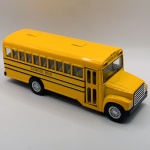 KINSMART - School Bus - Linda miniatura de metal, articulada, fricção, na cor amarela. Escala 1:32. Medidas:  4 cm de altura x  14 cm de comprimento x  5 cm de largura.