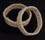 Lote com Duas belíssimas pulseiras em Marfim .