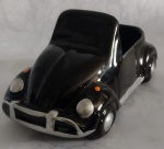 Floreira representando Fusca em faiança na cor preta vitrificada. Medindo 27 x 10 x 10 cm.