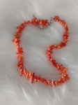 Colar em espiculas coral  com fecho garra em metal prateado com extensor . Colar medindo 35 cm de comprimento sem o extensor .