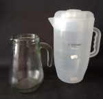Utilidades para casa ; duas jarras para agua/suco , sendo uma de vidro e uma de plástico . 1 Litro