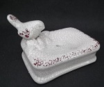 Belíssima saboneteira em cerâmica bege craquelada , com decoração de pássaro. Medindo : 7x11x8 cm .