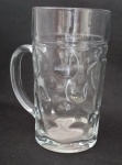 Caneca para Chopp com grandes proporções, em vidro moldado e decoração geométrica. Medindo : 20x16 cm.