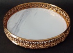 Belíssima bandeja decorativa , em metal dourado , com vazados nas laterais e centro com estampa  mármore  . Medindo : 20x20x4 cm.