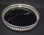 Belíssima bandeja decorativa , em metal prateado , com vazados nas laterais e centro com estampa mármore negro  . Medindo : 20x20x4 cm.
