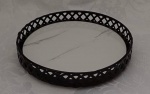 Bandeja decorativa na cor preta , com vazados nas laterais e estampa no fundo mármore . Medindo : 16,5 x 16,5 x 4 cm. Existe uma maior do mesmo modelo.