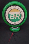 Relógio em resina com alusão Da logomarca da BR . Medindo 25 x 21 cm. Relógio a quarts.