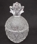 Mini bomboniere em vidro , com formato de abacaxi . Medindo : 14 x 8 cm.