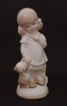 Belíssima escultura em porcelana vitrificada policromada, ao gosto "Lladró" representando menina com urso . Medindo : 16 x  8 x 6 cm