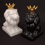Duas Belíssima Escultura representando Leão com coroa , na cor branco e preto . Medindo : 12,8 x6,4 x8,2 cm