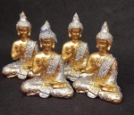 Belíssimo mini quarteto de budas tailandês meditando . No tom dourado e embelezado com brilhos prateados. Medindo : 6x4 cm.