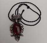 Colar /broche em formato de coruja em metal prateado. Medindo 6 x 3,5 cm o pingente.