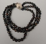 Pulseira em pérola natural com três fios, fechamento em metal prateado Medindo aberta 19 cm de comprimento.