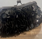 Bolsa para festas na cor preta trabalhada com paetes e miçangas , belo trabalho ; estrutura em metal; acompanha alça em metal