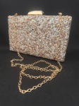 Bolsa de Festa Clutch Retangular Cravejada em Pedraria Brilhante, metal dourado ; acompanha alça em correntaria dourada. Medindo  20 X 12 X 3 cm. Super Elegante e Sofisticada.