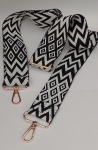 ACESSÓRIO - Alça para bolsas em material estilo tapeçaria, com estampa nas cores preta e branca com formatos geométricos  e ferragens na cor ouro. Produto importado .