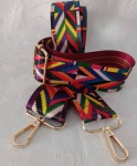 ACESSÓRIO - Alça para bolsas em material estilo tapeçaria, com estampa colorida e ferragens na cor ouro.