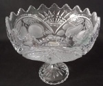 Belíssimo centro de mesa/fruteira em pesado cristal com riquíssima lapidação em frutas . Medindo: 22 cm de altura / Diâmetro : 25 cm .
