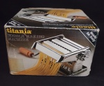 TITANIA - Maquina de fazer Macarrão , na caixa .