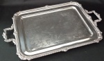 REP.SHEFFIELD - Belíssima Bandeja com alça em metal espessurado a prata , fundo e borda decorado . Medindo : 62 x 39