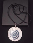 Belíssimo Colar com pingente em madre perola , com símbolo de espiral . Medindo : 4 x 4 cm.