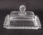 Manteigueira  em demi cristal com acabamento em esferas, fazendo um colar.. Medindo 13 x 8, x 8 cm, no total