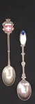 COLECIONISMO - Lote com duas antigas colheres , representando tamanco Holandês e um  País Suíça. Medindo : 10 cm.