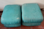 Lote com Dois Puffs na cor verde . Apresenta avarias no tecido , necessita de reparos e lavagem .Retirada na Tijuca por conta e risco do arrematante ,com agendamento prévio. Medindo : 58 x 58 x 41 cm .