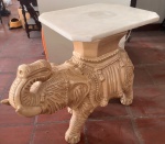 Mesa de Centro em formato de Elefante , em porcelana vitrificada na cor bege e tampo em mármore . Ideal para decorar a sua sala de estar com um toque de originalidade . Retirada na Tijuca por conta e risco do arrematante ,com agendamento prévio. Medindo o tampo : 49 x 40 cm / Base elefante : 84 x 57 cm .