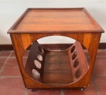 PEÇA VINTAGE -  A peça pode ser usada como mesa de cabeceira ou mesa lateral em forma de cubo , comumente chamada de " Lane cube End Table " ou " Mid-Century Modern Cube End Table " . Formato cúbico com grandes aberturas circulares nas laterais , criando um espaço interno para armazenamento ou exibição . Medindo : 60 x 52 x 54 cm . Retirada na Tijuca por conta e risco do arrematante ,com agendamento prévio . A peça apresenta desgastes na laminação.
