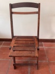 Cadeira auxiliar em madeira nobre com assento ripado . Necessita de reparo . Medindo : 95 x 38 cm.Retirada na Tijuca por conta e risco do arrematante ,com agendamento prévio.