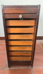 Antigo Arquivo móvel em madeira com porta retrátil do tipo esteira . Dotado de 7 gavetas . Brasil , década de 1950 . Obs : Apresenta desgastes , marcas do tempo e de uso , no estado . Medindo : 67 x 30 x 48 cm .Retirada na Tijuca por conta e risco do arrematante ,com agendamento prévio.