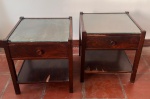 Par de mesinha Lateral Cabeceira antiga em Madeira Nobre , design Anos 60 , com tampo em vidro  . Medindo : 48 x 44 x 44 cm .Retirada na Tijuca por conta e risco do arrematante ,com agendamento prévio.