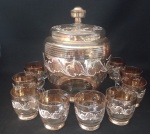 ANOS 70 - Bela e Antiga poncheira com 12 copos em cristal finamente lapidada com douração . Linda peça . Dois copos apresenta discreto bicado .  Medida poncheira : 35 x 22 cm / copo : 8 x 8 cm . Não acompanha concha .