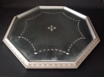 Bandeja em metal prateado , anos 50/60 , em espelho trabalhado e com formato hexagonal . Parte de trás apresenta pequenos furos. . Medindo : 50 x 50 cm.